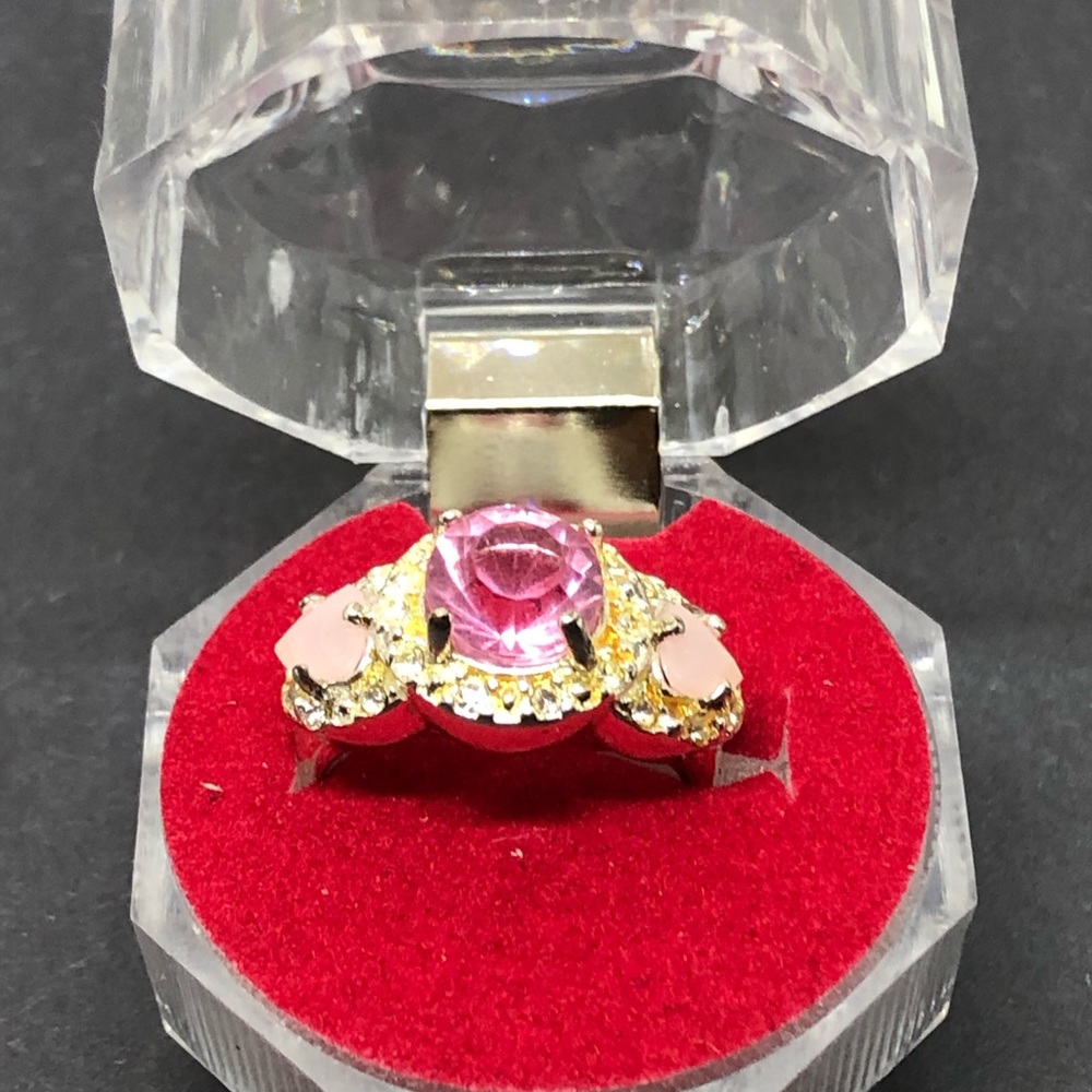 Fashion Ring With Clear Acrylic Case